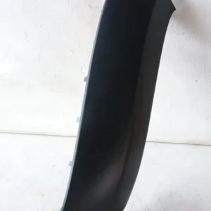 MOLDURA IZQUIERDA DE PARACHOQUE DELANTERO